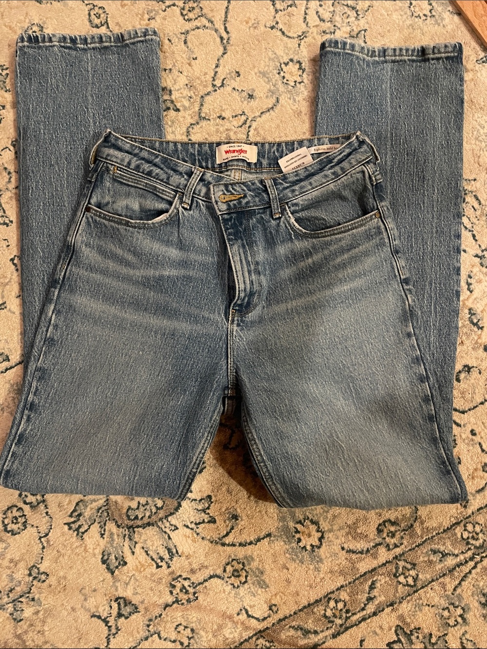 Wrangler Women's Faded Blue Straight Leg Jeans